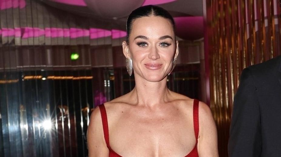 Katy Perry si užívá v Praze: Vlezla do orloje a nacpala se řízkem