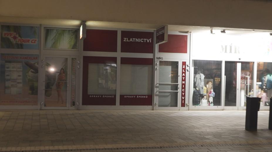 Cizinec se pokusil vloupat do zlatnictví. Na místě činu ho zadržela mladá žena