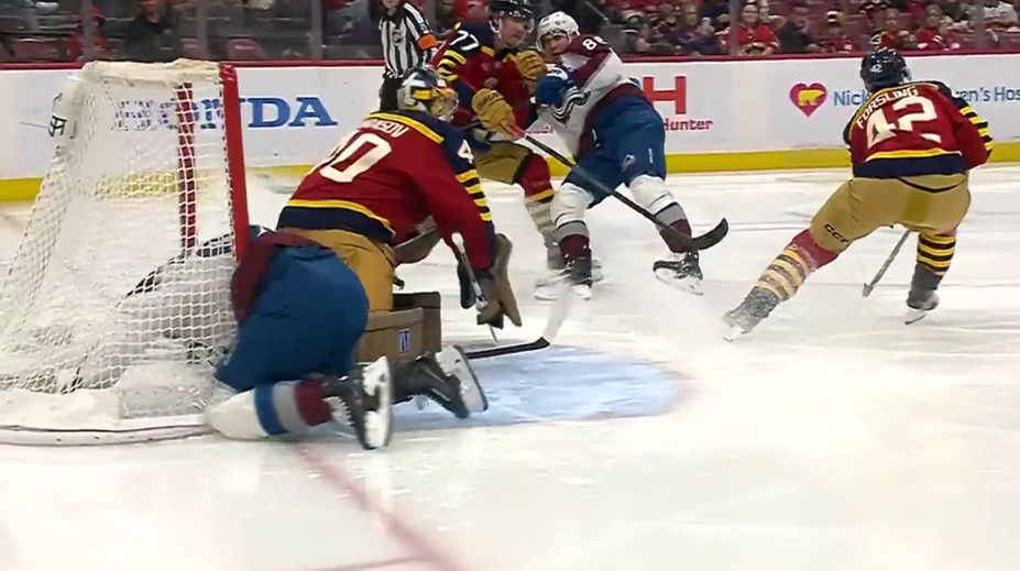 Tvrdá rána pro lídra NHL. Nečasův kapitán se zranil a nedohrál