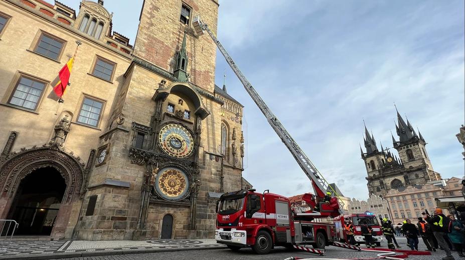 Unikátní cvičení pražských hasičů. Trénovali přímo na Staroměstské radnici