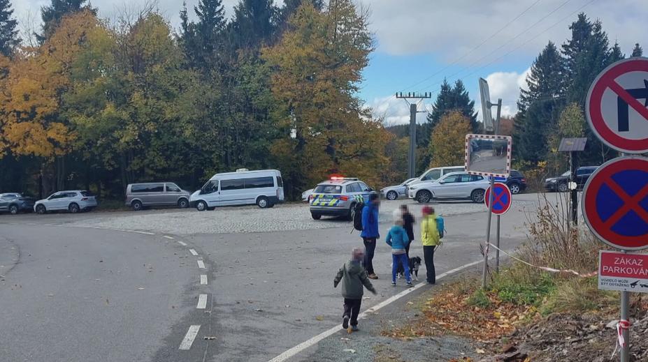 Policie rozdávala pokuty na Šerlichu. Řidiči bránili otáčení autobusů