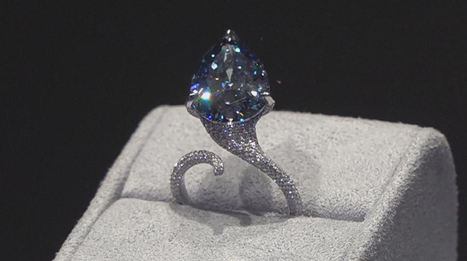 V Ženevě dražili luxusní šperky. Hlavní hvězdou byl diamant ve tvaru hrušky