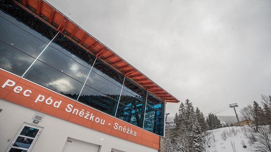 Sněžku zasáhl orkán, horní lanovka stojí. Turisté mají být opatrní