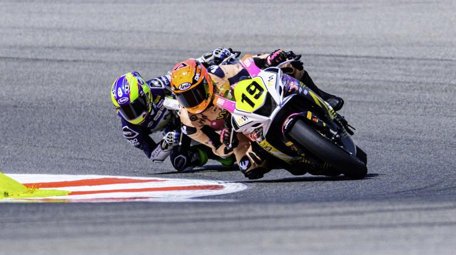 Sexuální plavková kombinéza? Lidé jen rádi hejtí, tvrdí česká motocyklistka