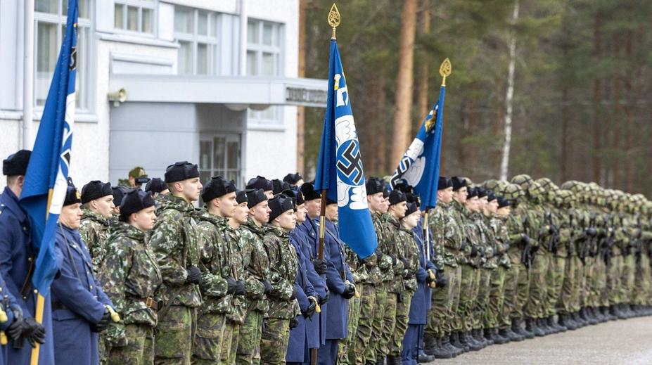 Finské letectvo přestane používat hákový kříž. Je to trapné, přiznává
