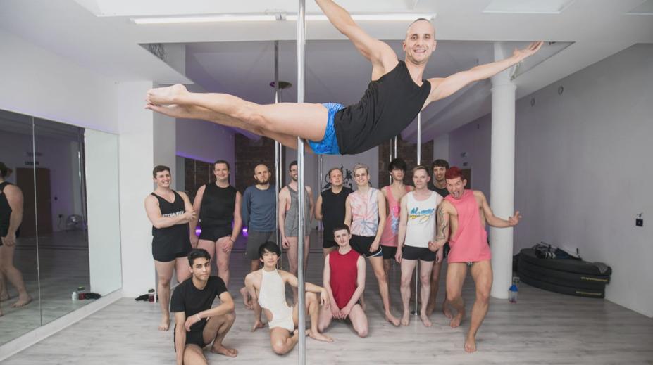 Pole dance přitahuje stále více mužů. V Německu vznikají kurzy pro posílení svalů