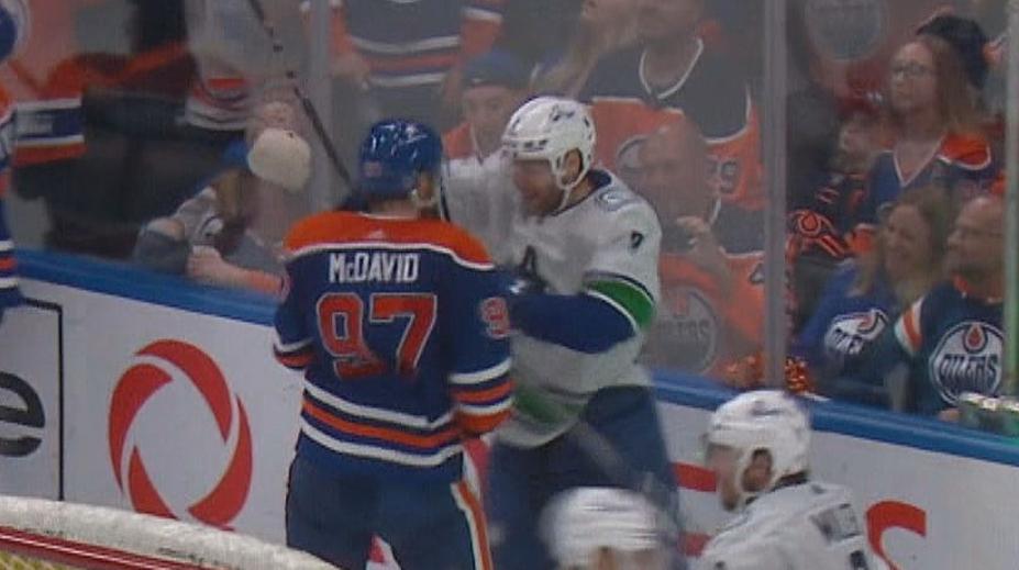 Nechutná dohra zápasu. McDavid schytal krosček přímo do krku