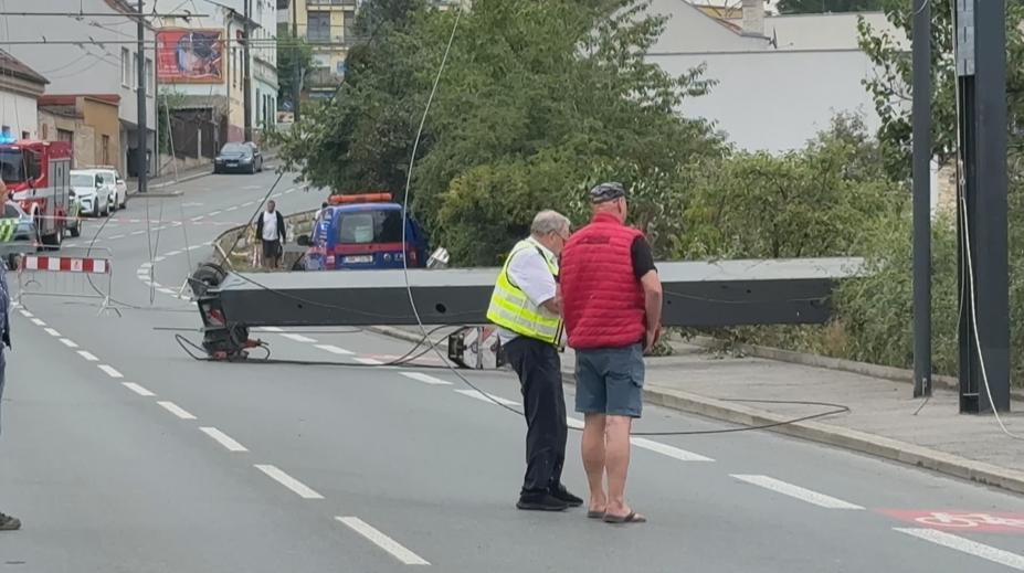 Na Proseku se převrátil autojeřáb. Při pádu s sebou strhl troleje