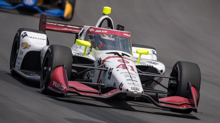 Formule po nárazu letěla vzduchem, závodníka odvezl vrtulník
