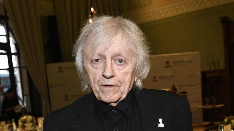 Václav Neckář se naposledy loučil se synem. Jeho ostatky uložil do rodinné hrobky