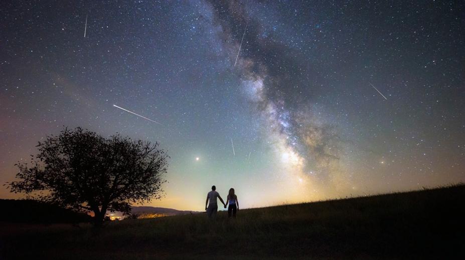 Astronomická párty na obloze: Napřed zatmění Slunce, pak proletí Perseidy