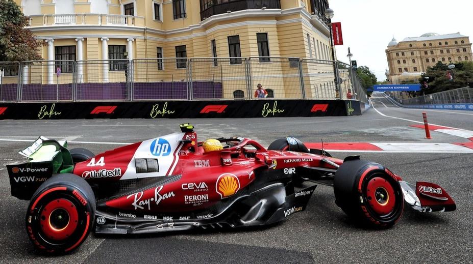 Nepovedený start Hamiltona v Baku. Při tréninku poničil své Ferrari
