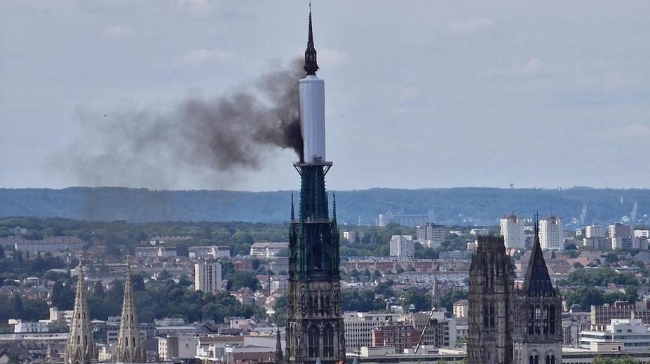 Věž gotické katedrály Notre-Dame v Rouenu zachvátil požár. Zasahovaly desítky hasičských vozů