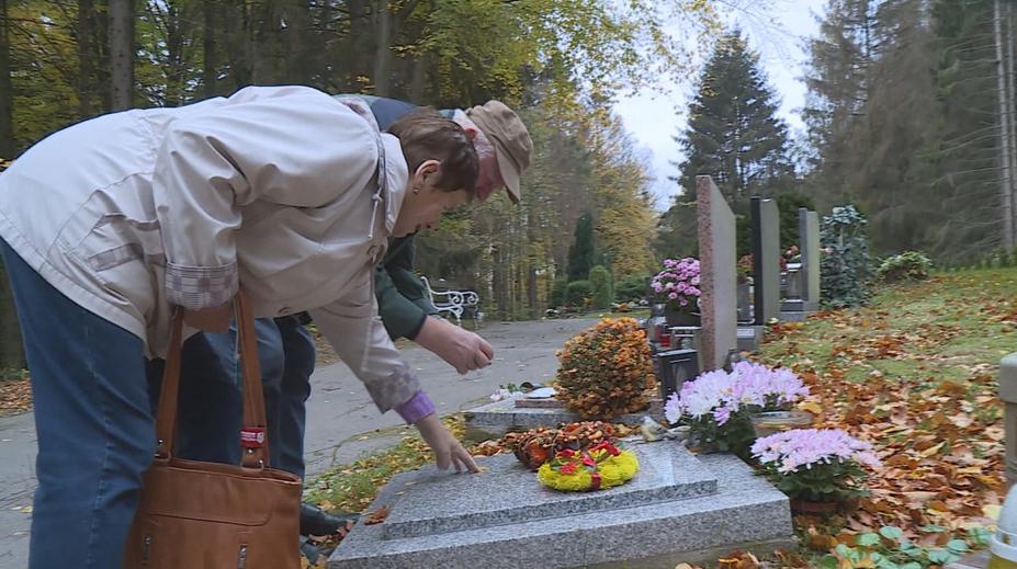 Zloději kradou z hrobů svíčky i květiny! Na Dušičky případů přibývá