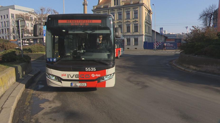 Praha řeší nebezpečnou zatáčku. Lidé se tam těsně míjí s autobusy