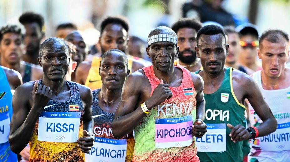 Smutný konec maratonské legendy. Místo zlata jel Kipchoge do cíle taxíkem