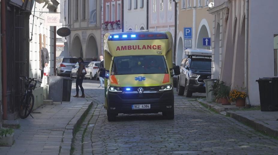 V Českých Budějovicích musela kvůli silně opilým lidem zasahovat záchranka