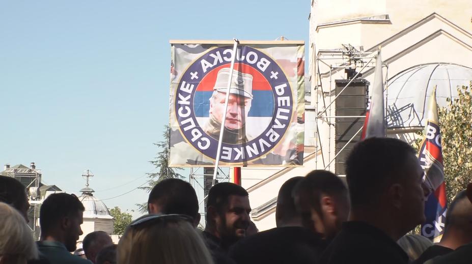 V Bělehradě se loučí s bývalým generálem Mladićem. Na pohřeb dohlíží policie