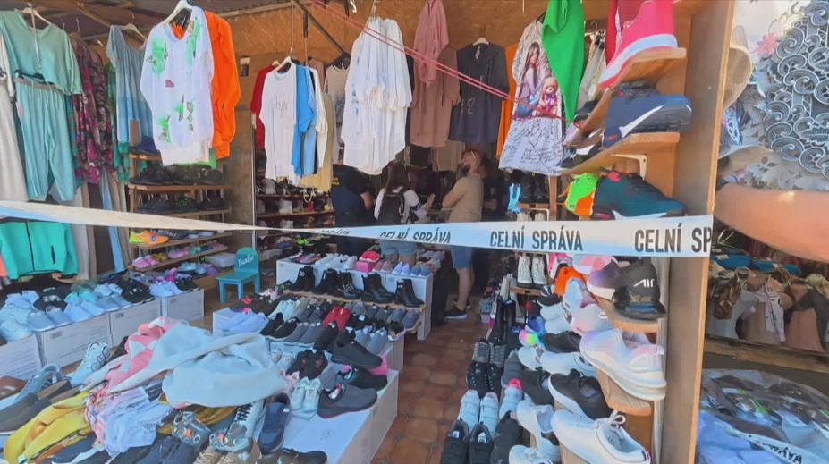 Oblečení i kabelky. ČOI v tržnici v Hatích zabavila tisíce padělků