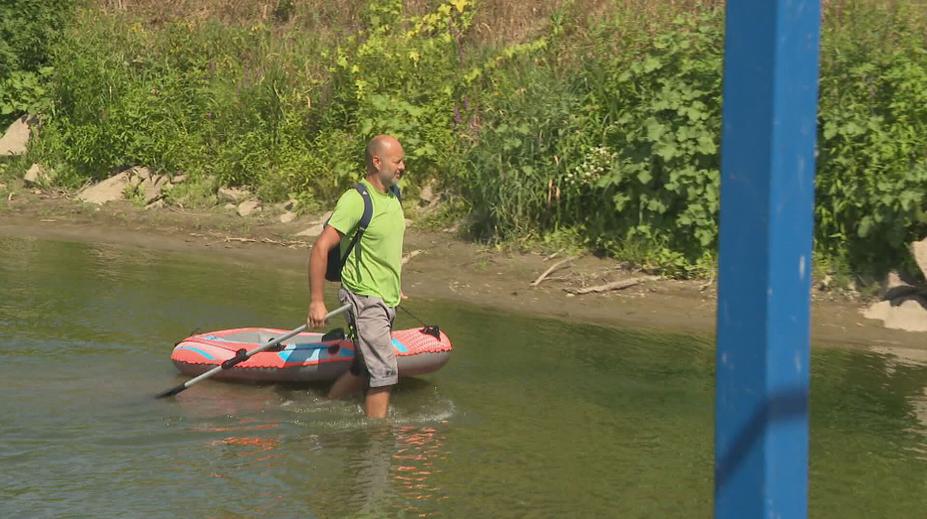 Na hranici Slovenska a Rakouska chybí voda. Oblíbený přívoz už měsíc nejezdí