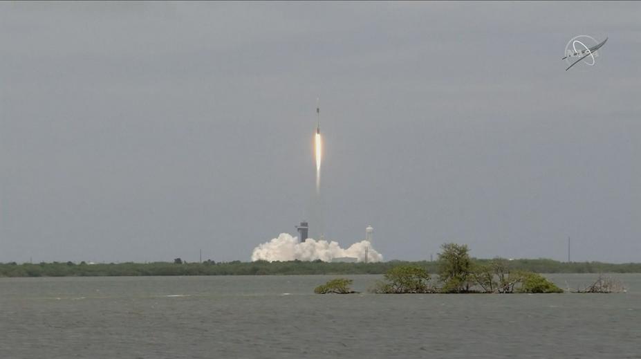 Vesmírná loď Dragon 2 je na cestě k ISS. Veze nové solární panely