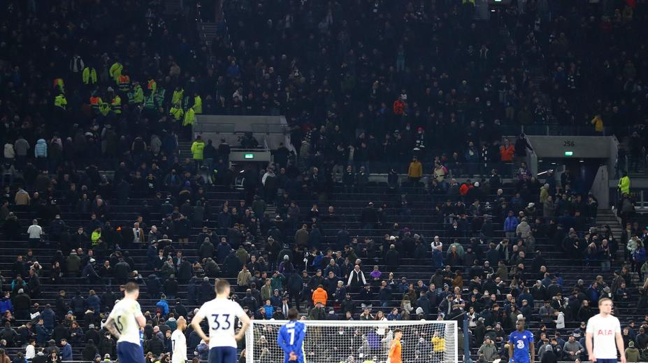 Semifinále Carabao Cupu bylo přerušeno, diváci za bránou Chelsea volali o pomoc
