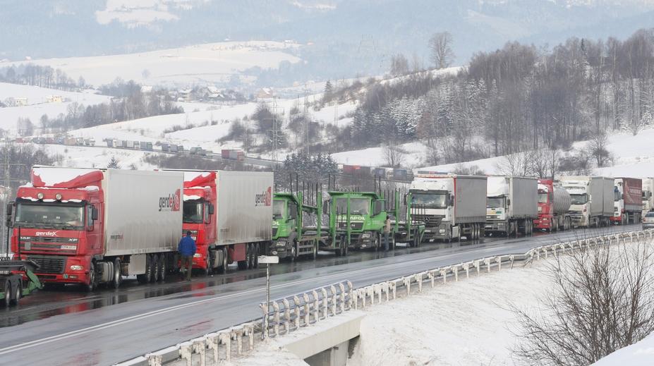 Na hranicích hrozí dopravní kolaps! Od půlnoci začalo platit nové mýto