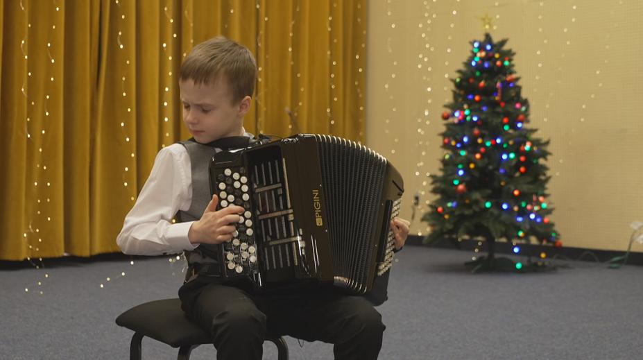 Láďa v sedmi letech válí na harmoniku. Z mezinárodní soutěže přivezl stříbro