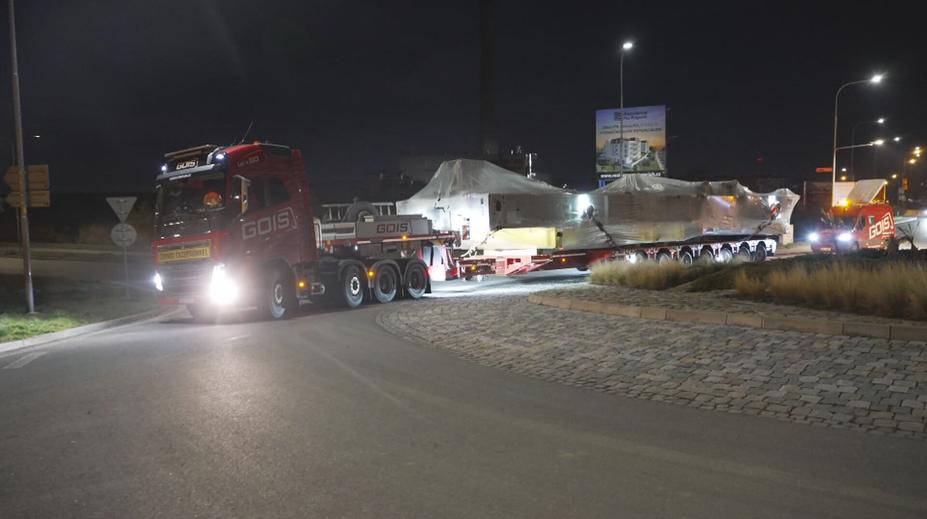 Obří turbína komplikovala dopravu. Míří přes Polsko až do Švédska