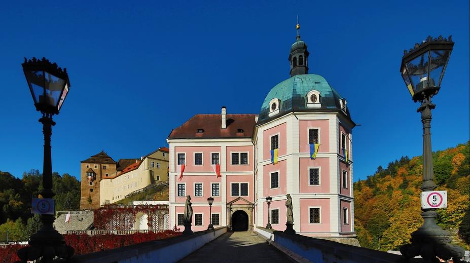 Útoky na český zámek: Šlechtické barvy si lidé pletou s vlajkou Ukrajiny