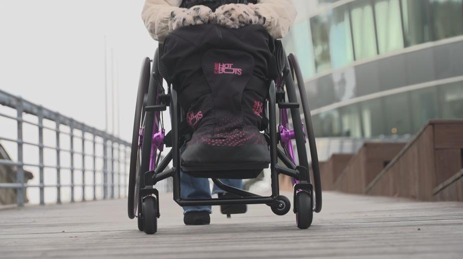 Speciální vak dopřeje vozíčkářům komfort v zimě. Vyrobili ho v Liberci