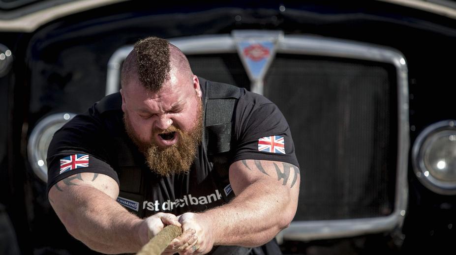 Rozdíl neuvěřitelných 60 kg. Nejsilnější muž světa by měl boxovat s Paulovým přemožitelem