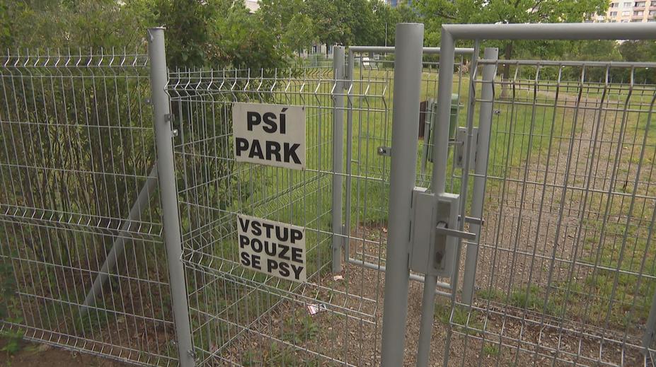 V Mladé Boleslavi řeší falešné cedule. Ohlašují zrušení psího parku