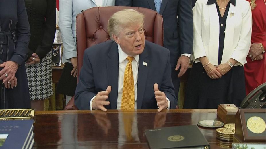 Trump kritizuje ropné giganty za zisky. Podle expertů situace nahrává těžbě v USA