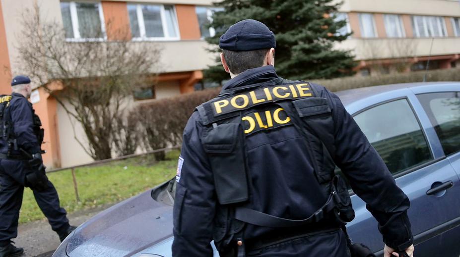 VIDEO: Muž skočil na kapotu jedoucímu autu. Někdo mu ho ukradl, mysleli si lidé