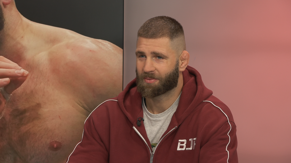 Jiří Procházka obhájil diplomku. Pochlubil se fotkami ze zkoušky