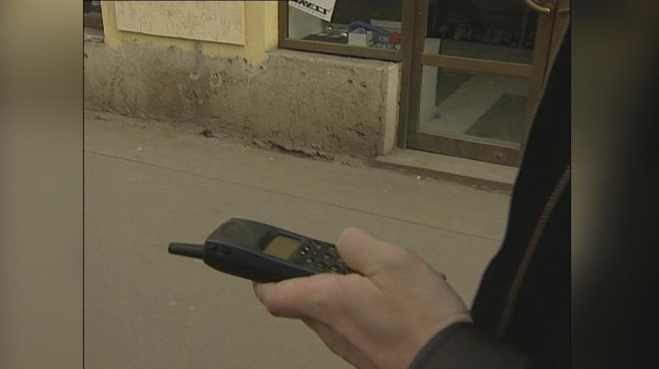 Před 35 lety začala éra mobilů. První telefon stál majlant a vážil 4,5 kila