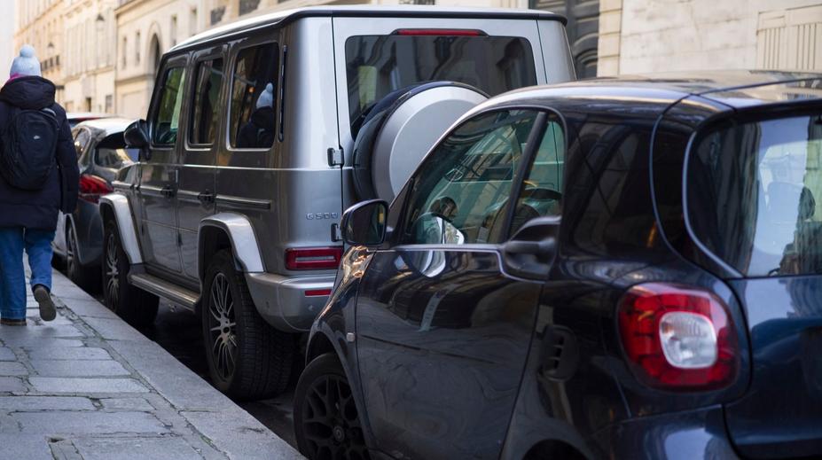 Parkování SUV podraží v Paříži na trojnásobek, osmnáct eur za hodinu
