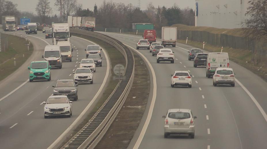 Pravidla pro vzdálenost mezi jedoucími auty se zpřísní. Za nedodržení hrozí tresty