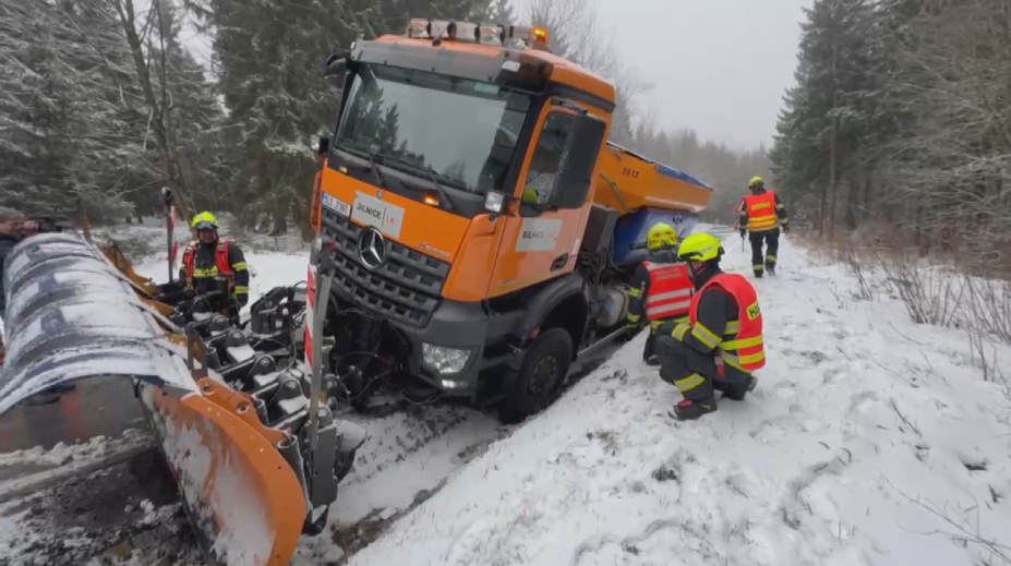 VIDEO: Sypač nezvládl cestu na Ještěd. Ze škarpy ho museli vysvobodit hasiči
