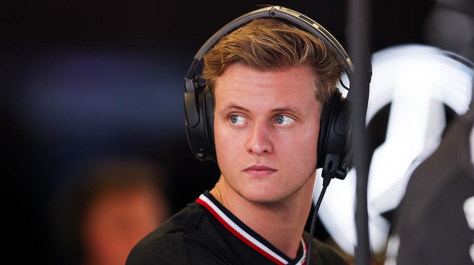 Další rána ve světě F1: Po Hamiltonovi truchlí i Schumacher