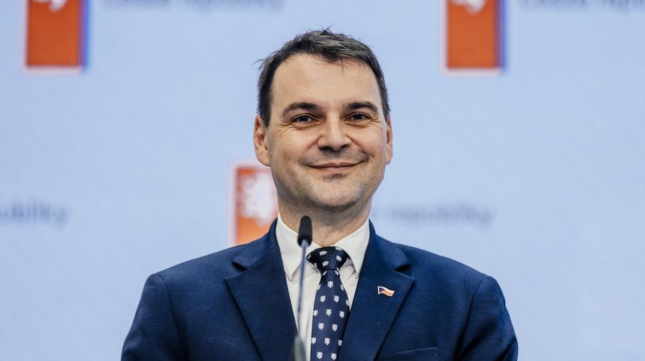 Macinka čelí kritice kvůli falešnému rozhovoru. V místnosti byly atrapy zbraní