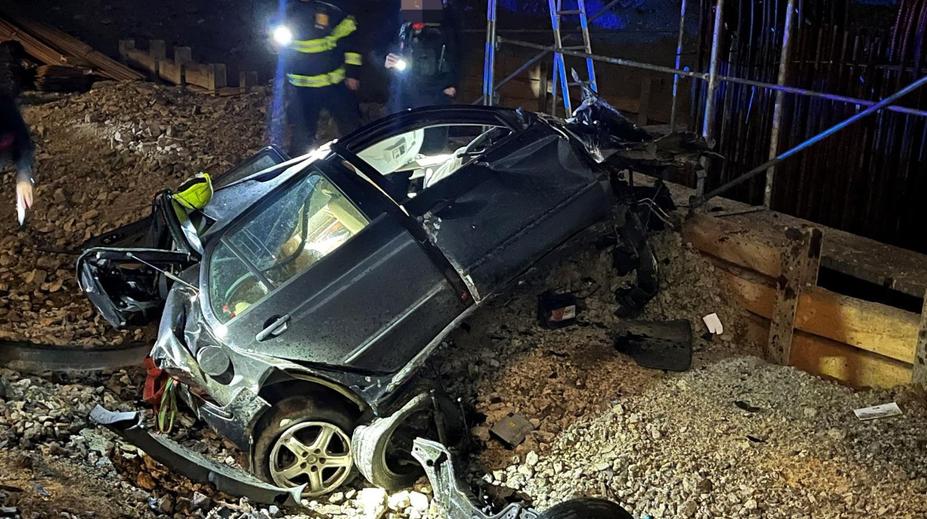 Z dálničního mostu na D4 spadlo auto. Řidič neměl šanci přežít