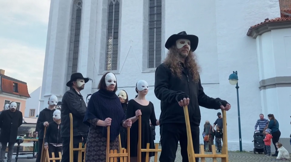 Hrkači v bílých maskách: České Budějovice slaví Zelený čtvrtek tradičním způsobem
