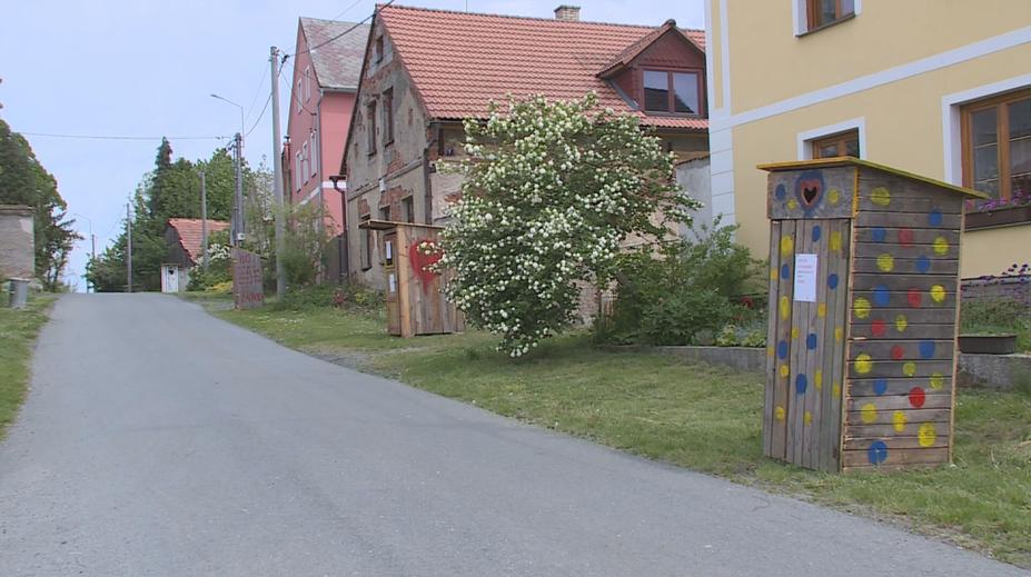 Vzpoura proti chybějící kanalizaci. Obec na Karlovarsku zdobí kadibudky
