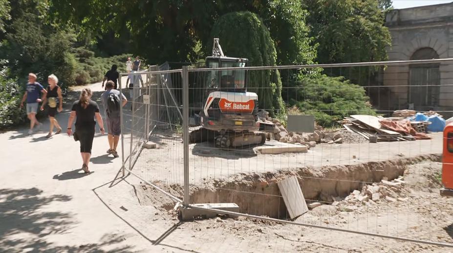 Turistickou sezónu komplikují opravy hradů a zámků. V Lednici opravují katakomby