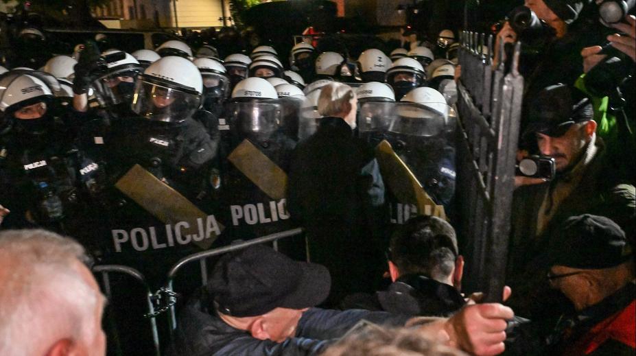 Protesty v Polsku. Prezident se rychle vrátil, zní slova o státním převratu
