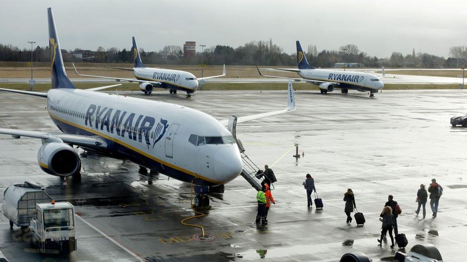 Děsivé záběry! Bouře cloumala s letadlem, piloti nedokázali přistát