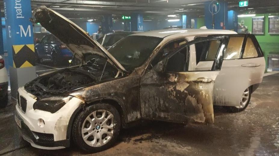 V nákupním centru v Praze shořelo auto. Hasiči odvětrávají garáže