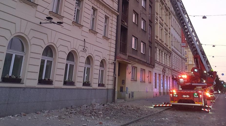 V Praze se uvolnila desetimetrová část římsy. Dopadla na chodník
